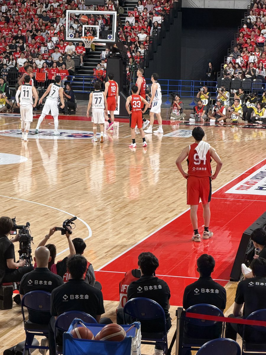 mo__mo0909's tweet photo. 久しぶりのJAPAN吉井はベンチでディフェンスの指示めっちゃだすし相手トラベリングだろってずっとキレてるし隆成3Pでめっちゃ喜んだりととっても元気でした。

おかえり吉井 https://t.co/6LXD8ZsC2K