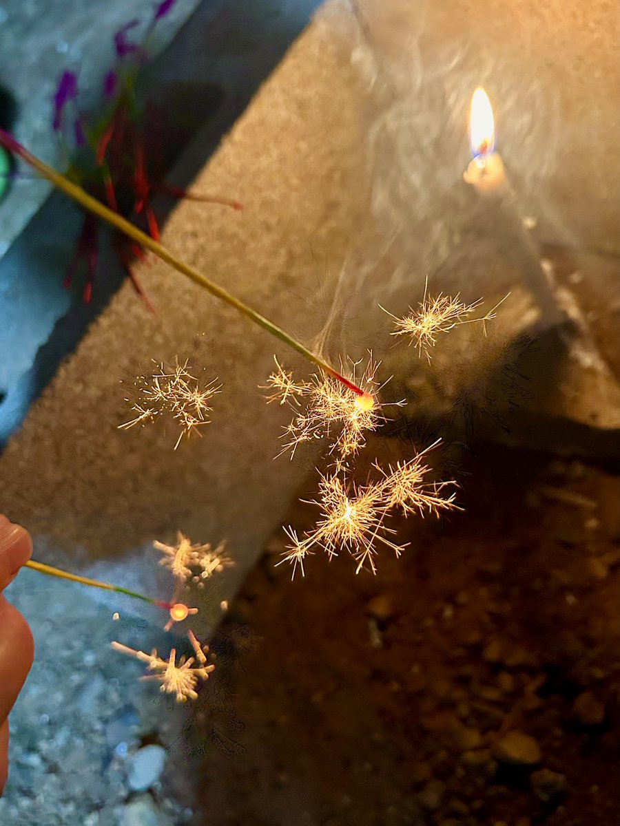 ken_chan0722's tweet photo. こちらも恒例、BBQ後の花火🎆
今年も最高の夏休み😊
#丹波篠山
#里帰り
#花火 https://t.co/2iR9YrAG2y