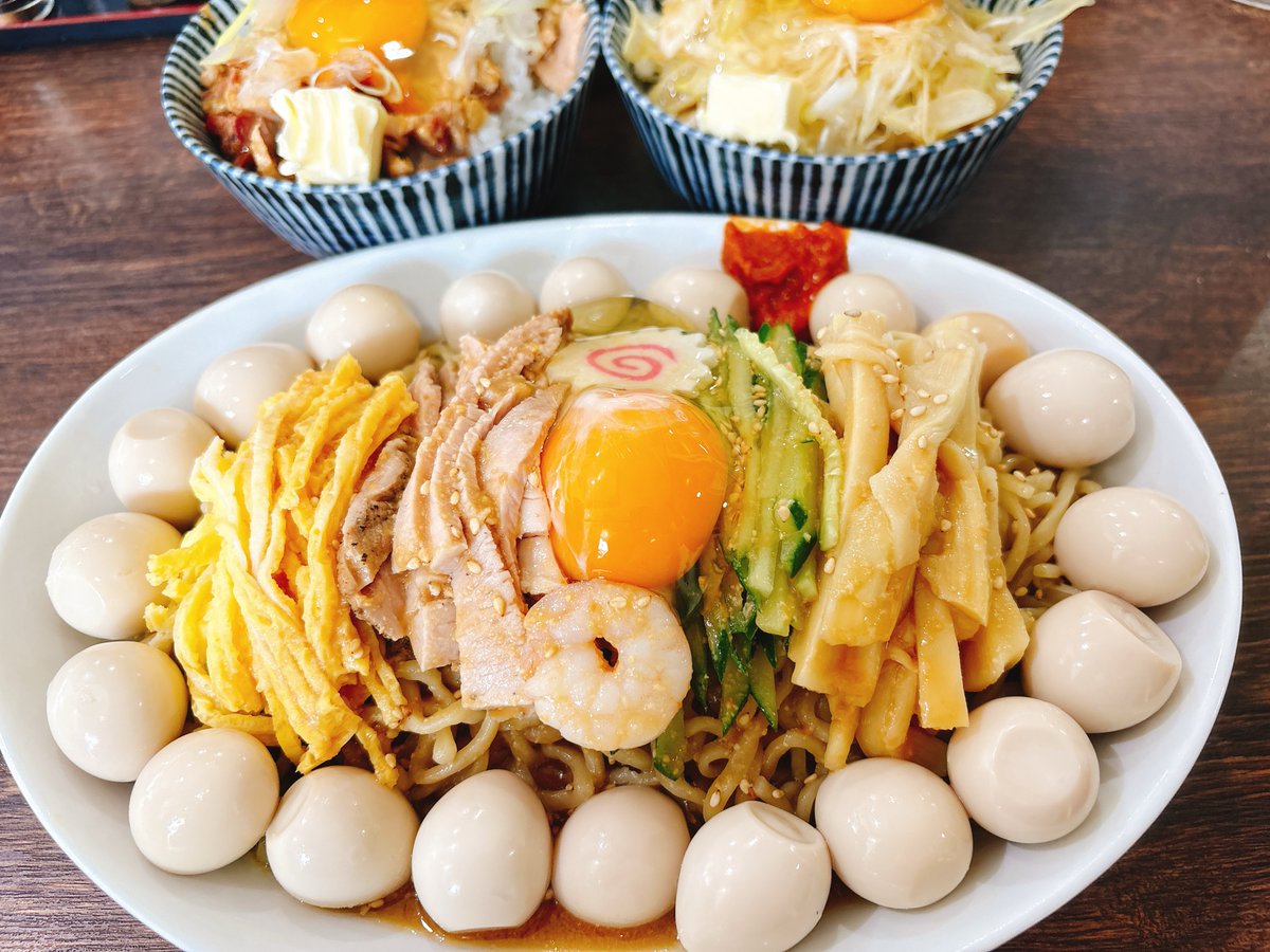 dayson4649's tweet photo. 中田にて、ラーメン雪ぐに🍜[限定]味噌ダレ冷やし中華➕大盛り➕味付けうずら(５個)❌4➕生卵❌3➕無塩バター➕チャーシューライス➕ネギメンマライス➕コカコーラ❌3🍥　

昨日は1軒目食べてすぐ移動して2軒メーン🍜
フォロワーさん1人増えて４人🐈⚽️🌍🦖で同麺🤝　
　
今年もギリギリ食べる事が出来た味噌ダレ冷やし中華🥢
酸味が効いた味噌ダレに冷水で〆られた麺はバッチリ麺と絡んで美味い💯
最後は鰹割りスープも味噌ダレと高相性で最高👌
🍚２種も美味しかったぁ🫶
コーラ２本じゃ足りなくて、後から追加でもう１本購入🤭
やっぱり🍜に炭酸は最強💪
柴田さん、輝子さん、スタッフの皆さん、ご馳走様でした🎵
#ラーメン雪ぐに
#中田
#2軒メーン