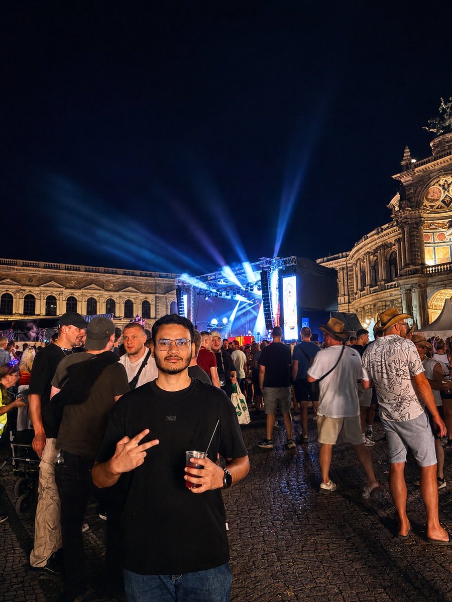 SalahCodes's tweet photo. Dresden bei Nacht ist einfach etwas Besonderes. ✨🇩🇪
Musik, Lichter, gute Stimmung und eine Stadt, die nie langweilig wird.

#Dresden #DresdenStadtfest #DresdnerStadtfest #DresdenNights #DresdenCity #VisitDresden #DresdenGermany #DresdenAltstadt #AltstadtDresden #DresdenErleben https://t.co/hi93oXXKw9