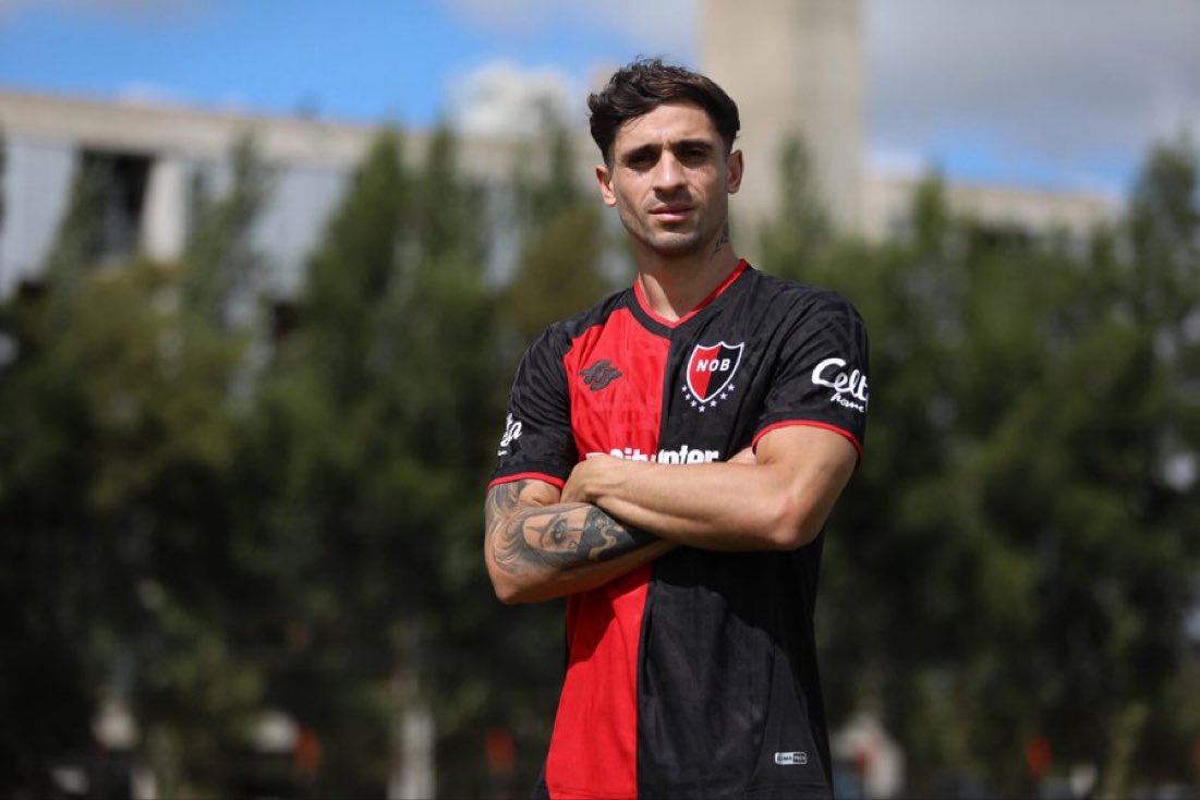 PabloCarranzaOK's tweet photo. Para aplaudir el compromiso y entrega de Walter Mazzanti con la camiseta de Newell’s. Ni hablar del gol que convierte hoy 👏🏻🔴⚫️. https://t.co/ih8YqUyMXP