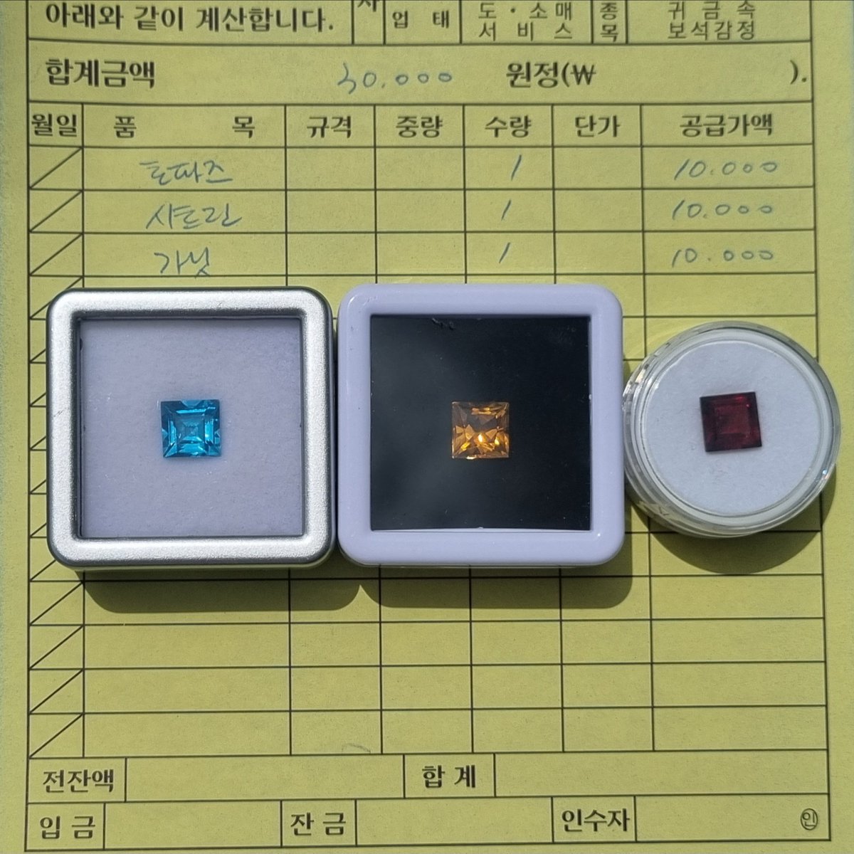 notworkingPanda's tweet photo. 선물할까 싶어서 금요일에 샀던 거
아직 고민 중 https://t.co/rt36esFsX0