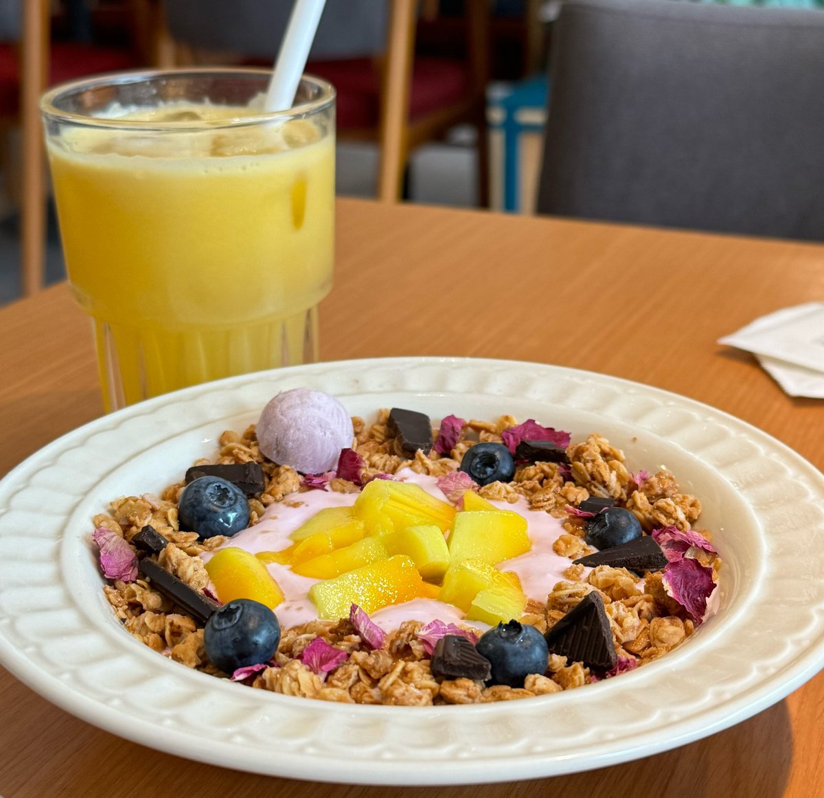 izgrin's tweet photo. Enjoying a warm bowl of homemade oatmeal topped with fresh berries and a dash of honey for a cozy morning pick-me-up https://t.co/8aOKmSKJVo