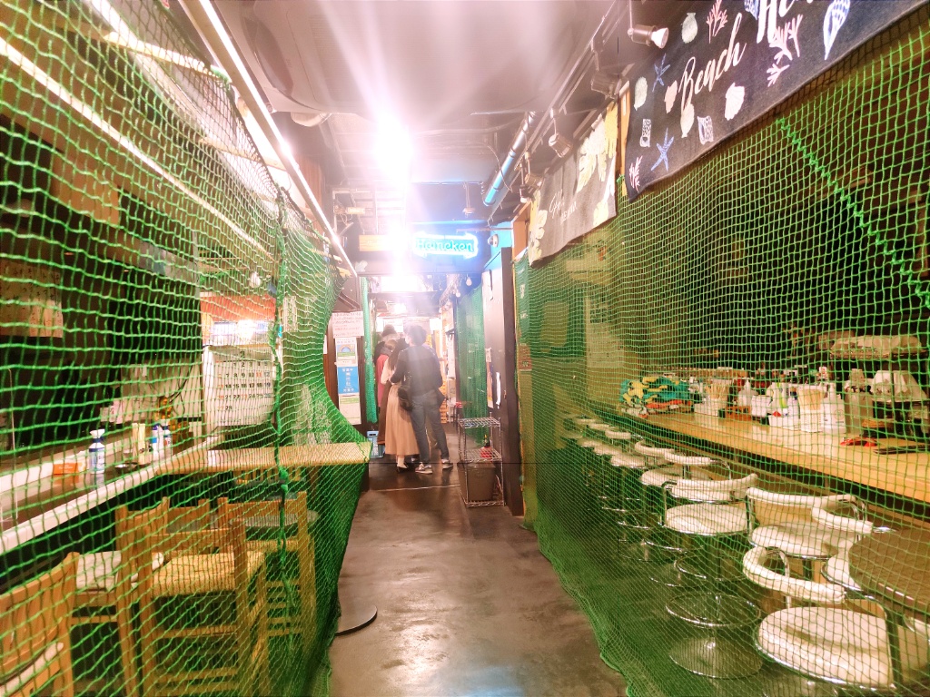 raipon94's tweet photo. @485channel 亀戸に「亀戸横丁」というリーズナブルな居酒屋、シャンパーニュバー、アジア料理店など１０軒以上入った建物があります。しやごさん父娘はきっと気に入りそうです😁

写真は昼だったので奥のラーメン屋さんしか開いてませんが、夜はにぎやかです～

外に出てもホルモン焼き、餃子、居酒屋などあります https://t.co/Ito2cAtkNl