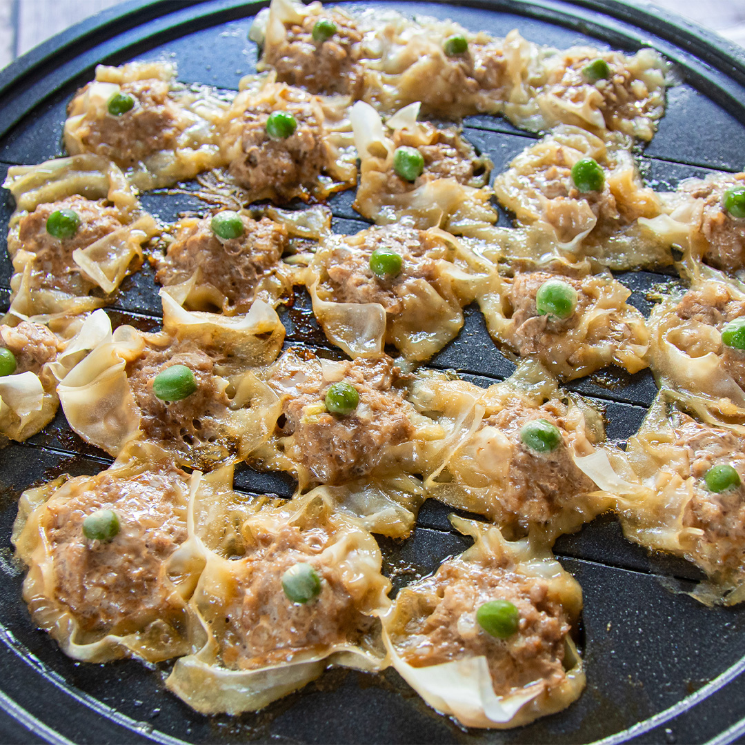TastyJapan's tweet photo. 【シュウマイを包むのやめました】たこ焼き器に詰めるだけでいいじゃん！外はこんがり、中はジューシー♪ひとくちシュウマイの簡単レシピ🥟✨

シュウマイって、ひとつずつ包むのがちょっと大変……。そんなときは、たこ焼き器におまかせ！こんがり焼けた皮とジューシーな肉だねの組み合わせがたまりません😊

詳しいレシピはリプ欄で⬇️