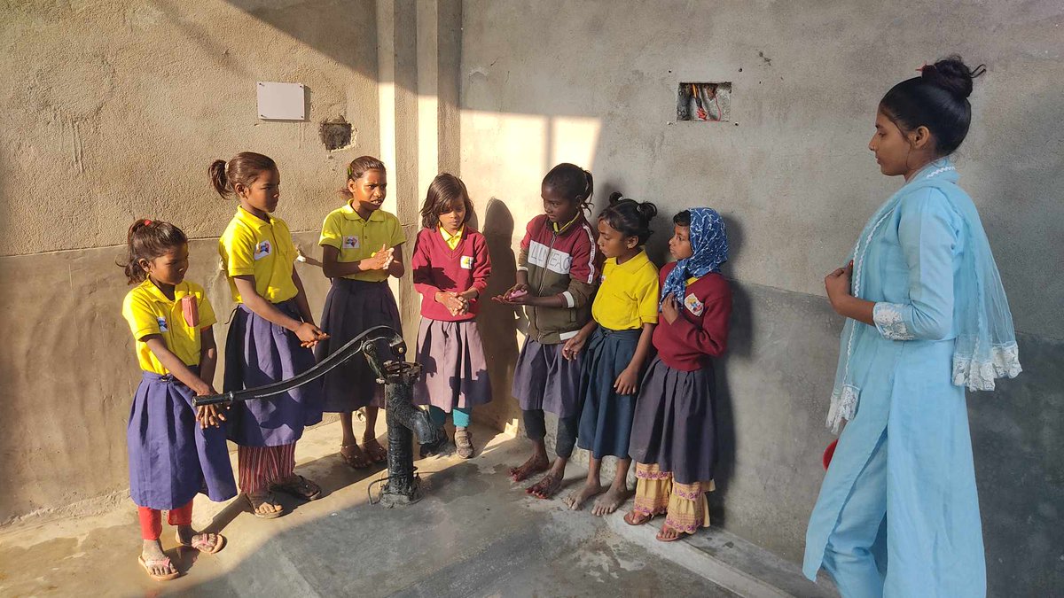 khalsahealing's tweet photo. There's all kinds of teaching that goes on in the Sujata Free School. Sangeeta is teaching the children about washing and proper hygiene.

https://t.co/6chwkvMz8m

Venmo:  @raiseavillagefoundation
Zelle: raiseavillagefoundation

#SujataVillage #Untouchables #Bodhgaya #Charity https://t.co/1u45mHXNn6