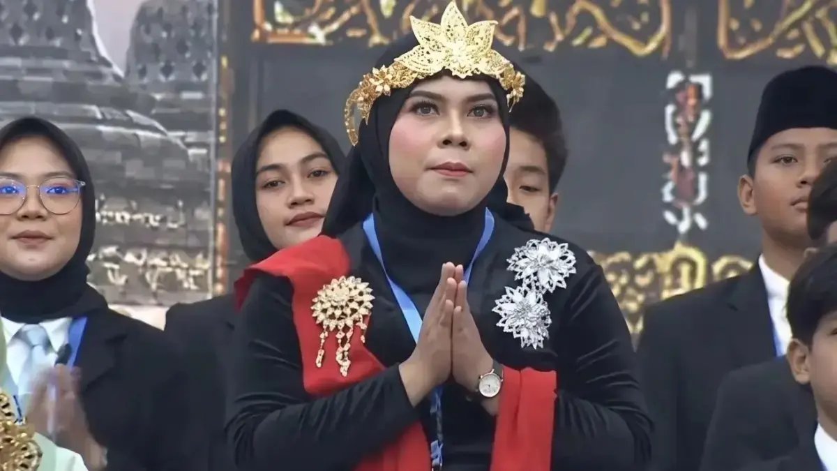 LambeSahamjja's tweet photo. klarifikasi istana soal gaji ibu susanah 700rb/kg dari kupas bawang:
- dia bilang tidak tahu angka nya darimana
- dia bilang pihaknya bakal cek kebenaran angka itu
- pemerintah janji telusuri ulang angka pasti yang dibacakan prabowo di pidato https://t.co/yqLXWu2sWa