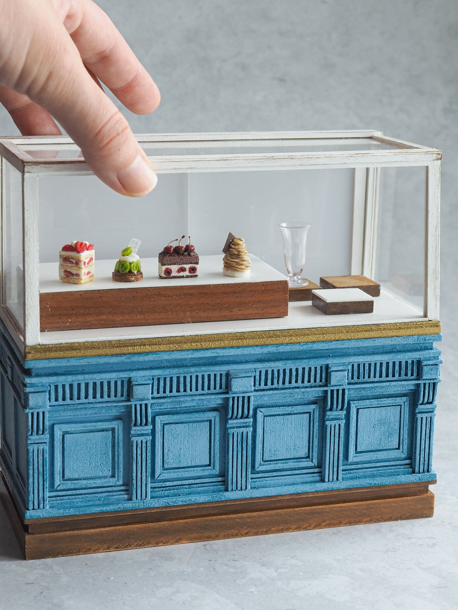 msk_miniature's tweet photo. 新作のショーケースができました。
これからここに並べるスイーツを作っていきます🍰

#ミニチュア #ハンドメイド https://t.co/oeIDmuMXiw
