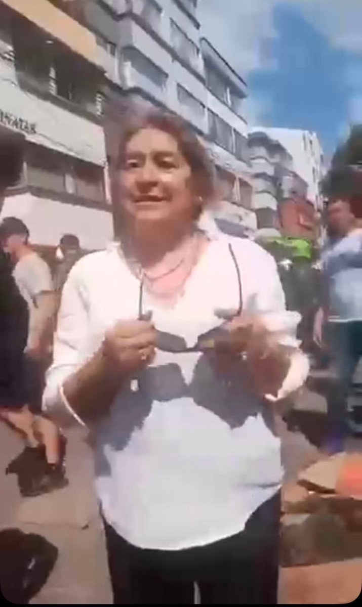 MissPoirot07's tweet photo. Está señora insultó a unos voluntarios en el barrio Milán de Manizales y pidió que fueran perseguidos por ser Petristas. 

Así van las cosas en la tragedia del terremoto en mi ciudad. Hagámosla famosa https://t.co/45X1Rf1s1b