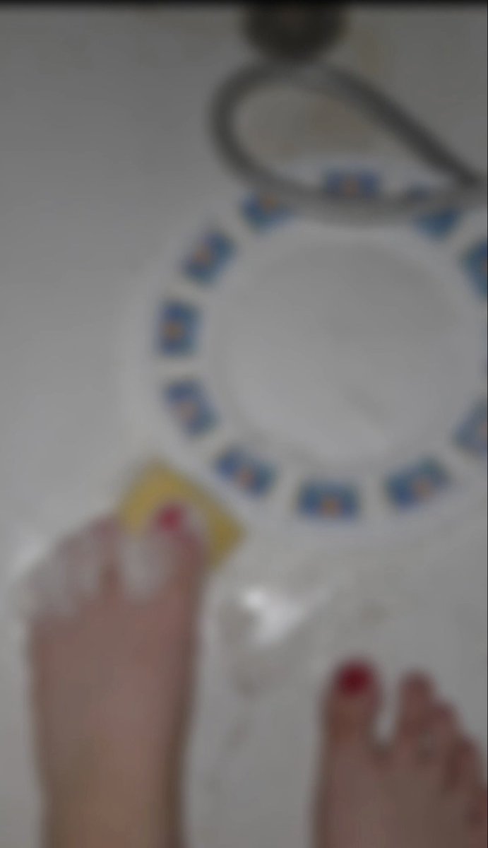 vs_feet's tweet photo. Too bad I don’t let just anyone afford this kind of luxury... But since I know how much you’re drooling, I’ll give you a little treat to watch. Would you eat off this plate after I’m done with it? We both know you wouldn't dare refuse. 💅🏼🧼 link in com 👇 https://t.co/In8tUBWwOQ