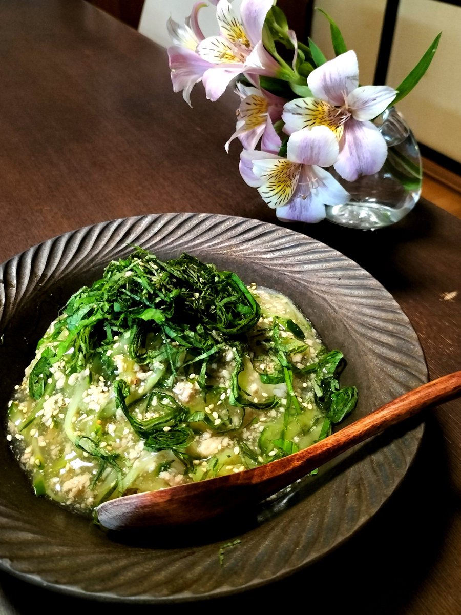 coi_san's tweet photo. スープの余った挽肉でキュウリのあんかけ飯。
加熱したら思ったより嵩が減ったので追いキュウリ、香りがマシマシになってむしろ時間差で入れるのいいかも。
味付けのベースはナンプラー、細かい事は忘れた😅
#料理記録 8/7 https://t.co/sqmduNYjx6