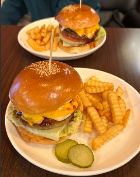 SEIDASHver5's tweet photo. 柏のハンバーガー名店「66(ダブルシックス)」🍔🇺🇸 まず店内がめちゃおしゃれ…!外国みたいなワクワクする内装と音楽でテンション上がる🎶バーガーは肉汁たっぷりで顔がベチャベチャになるくらいむしゃぶりついた😂食べログ百名店納得の一杯! 📍柏駅東口 徒歩5分 #柏グルメ #ハンバーガー https://t.co/I0gsxvckq7