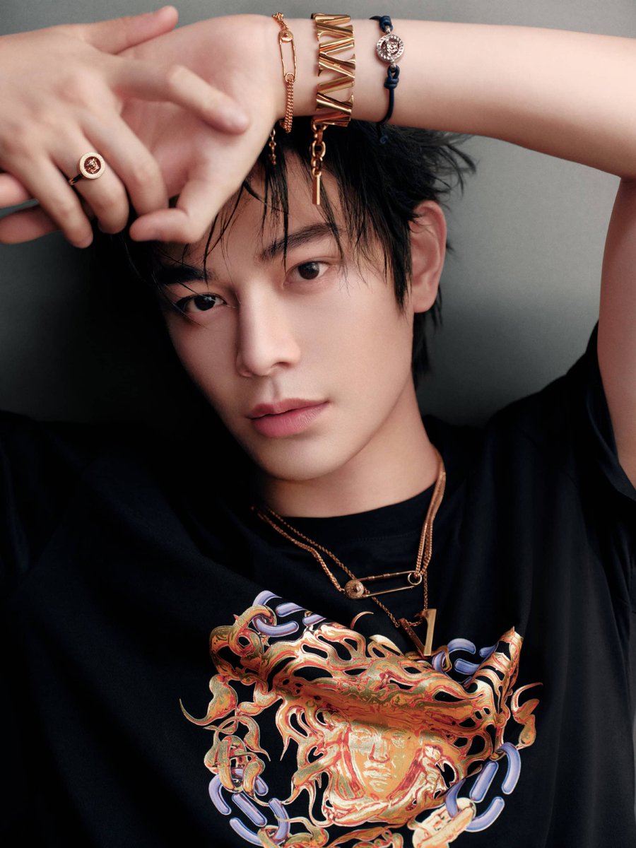 fen_1219's tweet photo. #丁禹兮 #DingYuxi

250816 VERSACE https://t.co/kmOrXkrdnh