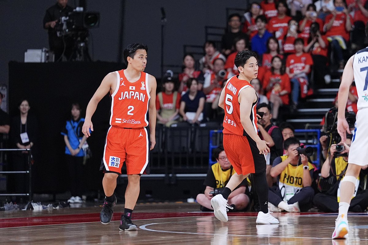 jbasket_jp's tweet photo. 男子🇯🇵日本代表】W YUKI🔥
富樫勇樹 × 河村勇輝
⁡
この2人が、久しぶりに日本代表のコートで共演。それぞれが積み重ねてきた時間を経て、再び並ぶ“W YUKI”
⁡
日本を動かす2人の司令塔。
やっぱり、この並びは特別だ。
⁡
最後は試合前、
八村塁とアップする富樫勇樹
⁡
#富樫勇樹
#河村勇輝
#AkatsukiJapan