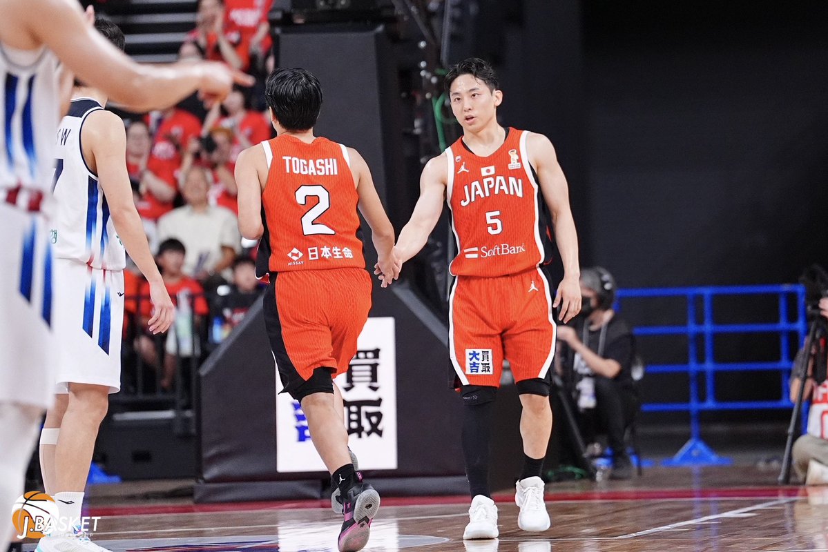 jbasket_jp's tweet photo. 男子🇯🇵日本代表】W YUKI🔥
富樫勇樹 × 河村勇輝
⁡
この2人が、久しぶりに日本代表のコートで共演。それぞれが積み重ねてきた時間を経て、再び並ぶ“W YUKI”
⁡
日本を動かす2人の司令塔。
やっぱり、この並びは特別だ。
⁡
最後は試合前、
八村塁とアップする富樫勇樹
⁡
#富樫勇樹
#河村勇輝
#AkatsukiJapan