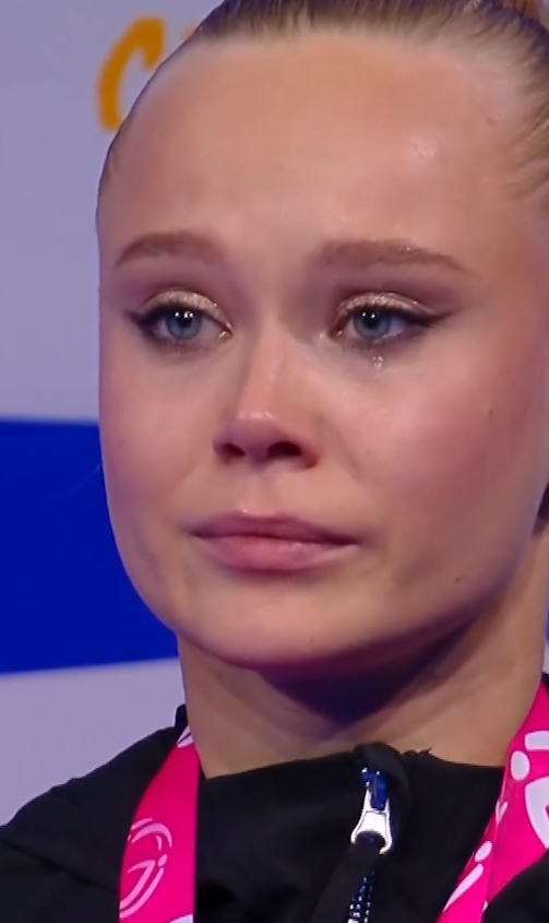 JadeLatam's tweet photo. "El deporte solo alcanza su grandeza cuando los mejores compiten entre sí. Y cuando no se permite la participación de rivales fuertes, desaparece lo más valioso: la competencia justa" dijo Angelina Melnikova y ganó el oro con lágrimas y refrendó ser una de las mejores del mundo https://t.co/rY6Yb7tJoq