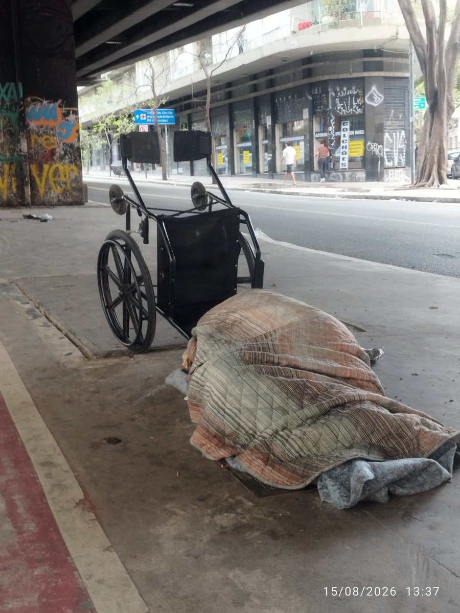 tuca_munhoz's tweet photo. Um morador de rua no centro de São Paulo. https://t.co/1F9RQF4jGC