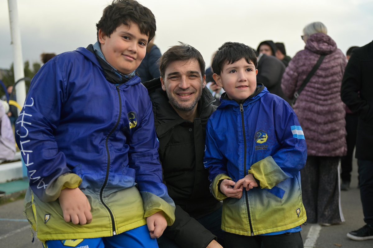 NachoTorresCH's tweet photo. UNA PISTA PARA SOÑAR EN GRANDE

Olivia, Joaquín, Coco y tantos otros atletas de nuestra provincia demostraron que Chubut tiene talento para llegar muy lejos. Y lo hicieron entrenando con frío, viento y nieve, y muchas veces sin tener las mismas condiciones que sus competidores de otros lugares.

Por eso, junto a Matías Taccetta, dimos un paso enorme para hacer realidad la nueva Pista Municipal de Atletismo de Esquel: una pista moderna y profesional, para que nuestros chicos puedan entrenar al máximo nivel y para que Esquel reciba competencias nacionales e internacionales.

Esto también es el Plan Galina: invertir en deporte, generar oportunidades y darles a nuestros jóvenes las herramientas para que puedan crecer, superarse y cumplir sus sueños acá, en Chubut.