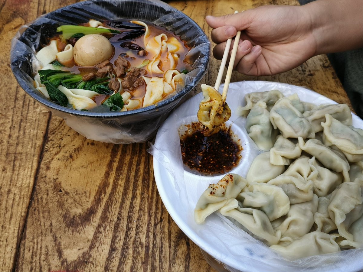 CarolMansfield4's tweet photo. Craving authentic Chinese street grub Just grabbed these crispy fried wontons with spicy Sichuan chili oil—pure street-level joy! https://t.co/AKl6DOocFb