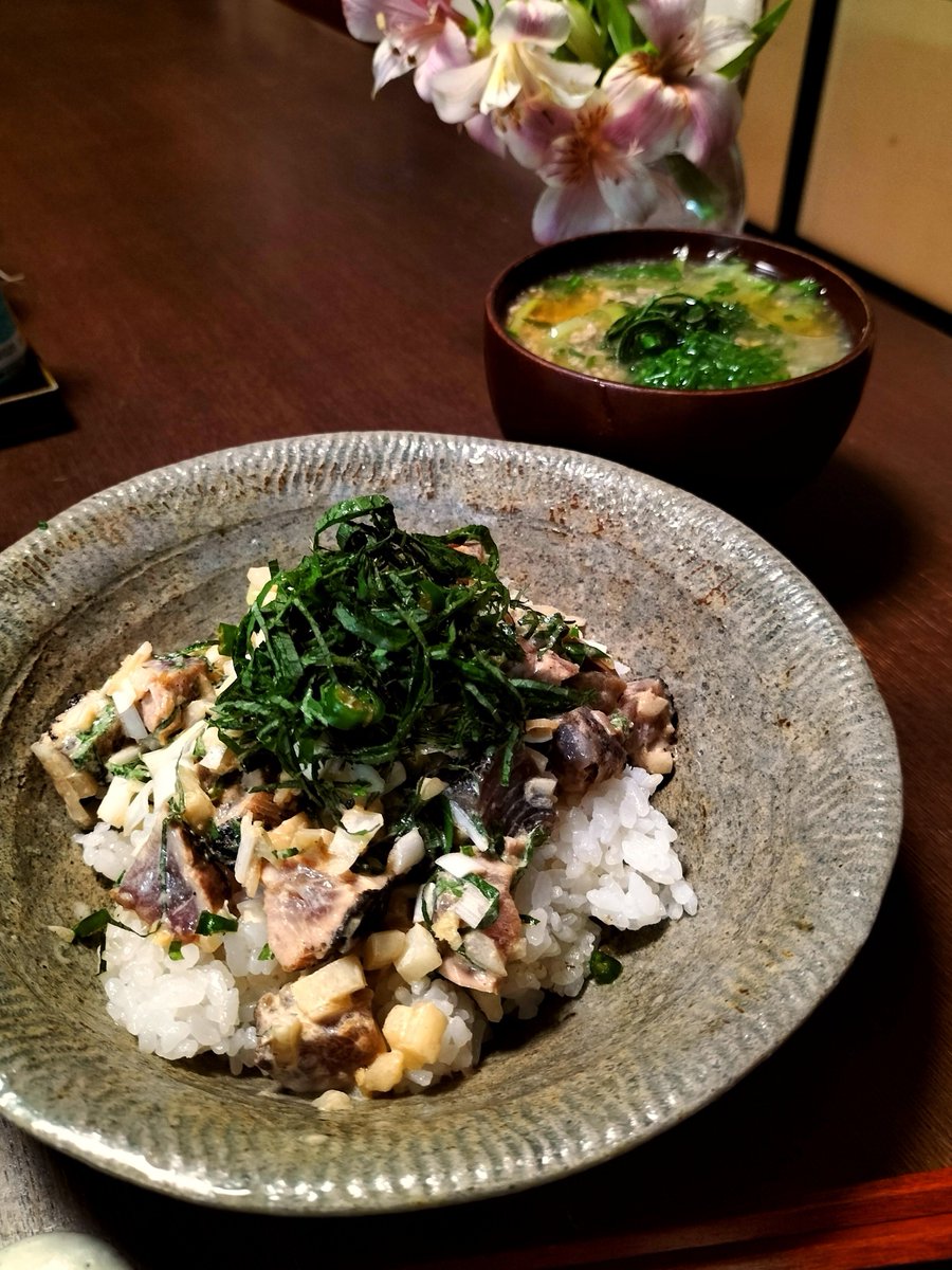 coi_san's tweet photo. 鰹のたたきと新玉ねぎのタルタル丼
カツオの量が少なかったのでかさ増し目的で作ったけど美味かった。
普通の玉ネギなので氷水に晒してから使った。
#料理記録　8/8 https://t.co/hTFlE0pyZh