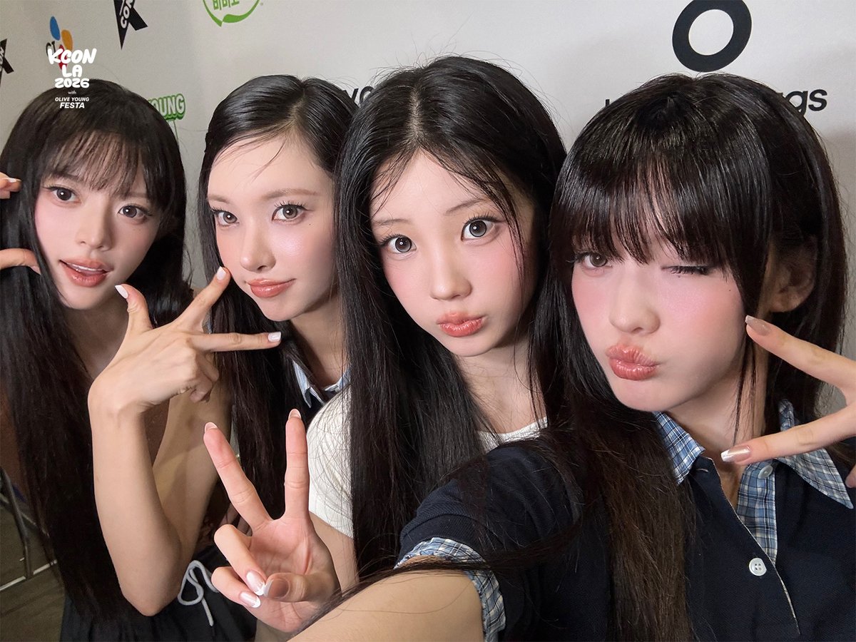KCON_official's tweet photo. [#KCONLA2026] 📸 GREENROOM SELFIE

🩵 DAY 2 | AUG 15 (SAT)
#ILLIT @ILLIT_official

Keep watching, you won’t want to miss this ✨

-
KCON LA 2026
AUG 14-16
https://t.co/OjhnrK2kXl Arena, LA Convention Center

Let’s #KCON https://t.co/fbTjSdbYLL
