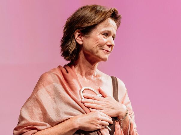 Matthiasafv's tweet photo. Acompañada por sus dos hijos, Emily Watson recibió el "Corazón de Sarajevo" por su trayectoria, y me emocionó al dedicar el premio a Katrin Cartlidge.🥰🥹
#SarajevoFilmFestival https://t.co/VIdSda7dbk