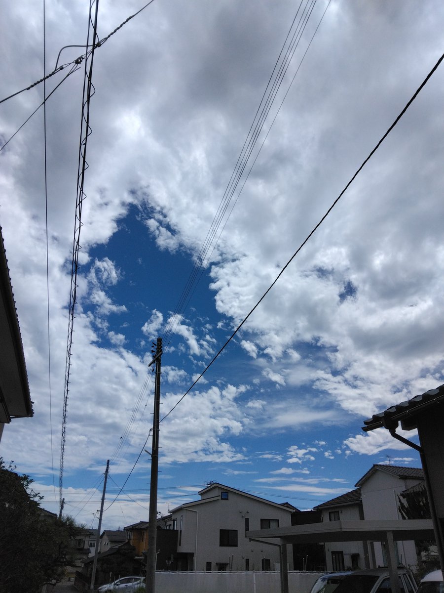 fujitoko2000's tweet photo. 夏の空ですね…少しですが朝夕方、気温が緩んできたように感じます。何年ぶりに焼酎2.7Lを買ってみました。炭酸で割り、リンゴ酢で仕上げ!!どの位もつだろう？？以前、4Lのレッドは一ヶ月もちませんでした😂流石アル中!!　#アル中　#酒　#ビックボトル https://t.co/PBSKL87G3V