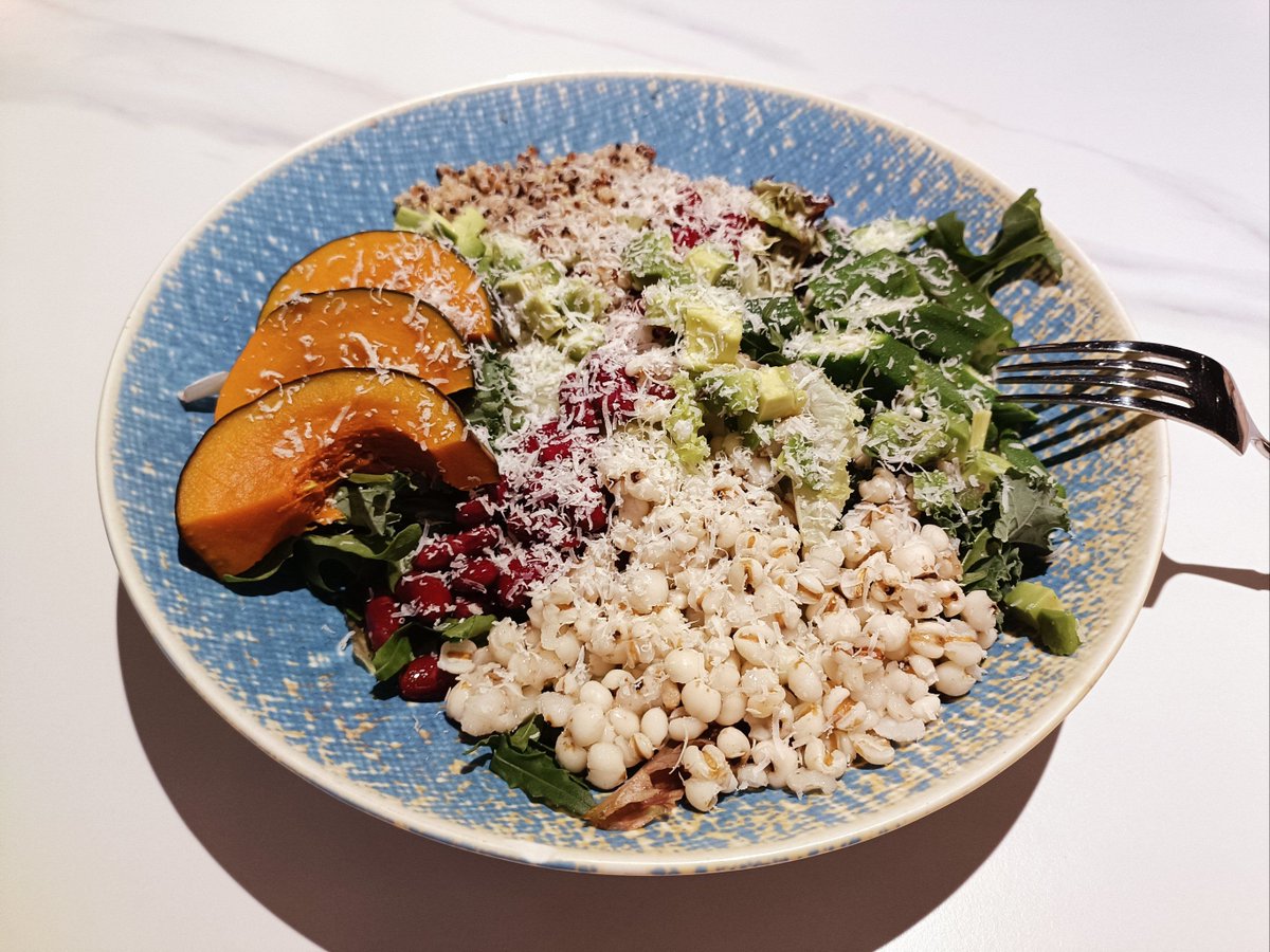 ebizou2's tweet photo. This 5-minute veggie chicken bowl is my go-to post-workout meal! Loaded with grilled chicken, roasted broccoli, quinoa and a squeeze of lemon – high protein, low carb, keeps me full and on track with my fat loss goals https://t.co/2d2FXRwjrV