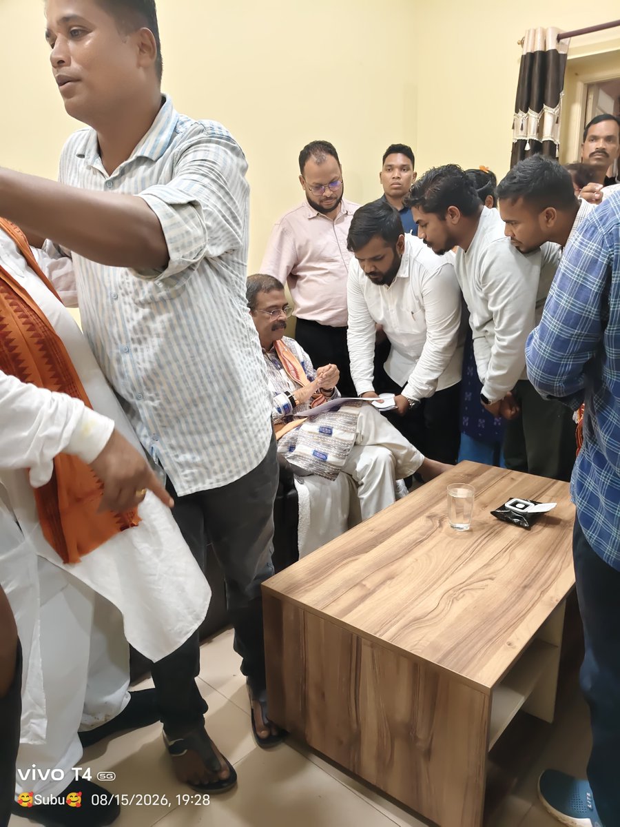 OSMAodisha's tweet photo. #justiceforswasthyamitra ଗତକାଲି ସ୍ବାସ୍ଥ୍ଯମିତ୍ର ମାନେ ମାନ୍ୟବର ସମ୍ବଲପୁର ସାଂସଦ @dpradhanbjp ଜି ଙ୍କୁ ଭେଟି ନିଜ ଦୁଃଖ କଷ୍ଟ ଏବଂ ୪୨ ଦିନର ସଙ୍ଗର୍ଷ ବିଷୟରେ ଜଣାଇଲେ। ସେ ଏହି ସମ୍ବଦ୍ଧ ରେ ଅବଗତ ଅଛନ୍ତି ଏବଂ ଏହା ଉପରେ କାର୍ଯ୍ୟ ଚାଲିଛି ଏବଂ ତୁରନ୍ତ ସମାଧାନ କରାଯିବ ବୋଲି କହିଲେ।@MohanMOdisha @MahalingMukesh https://t.co/9mYMpUejKi