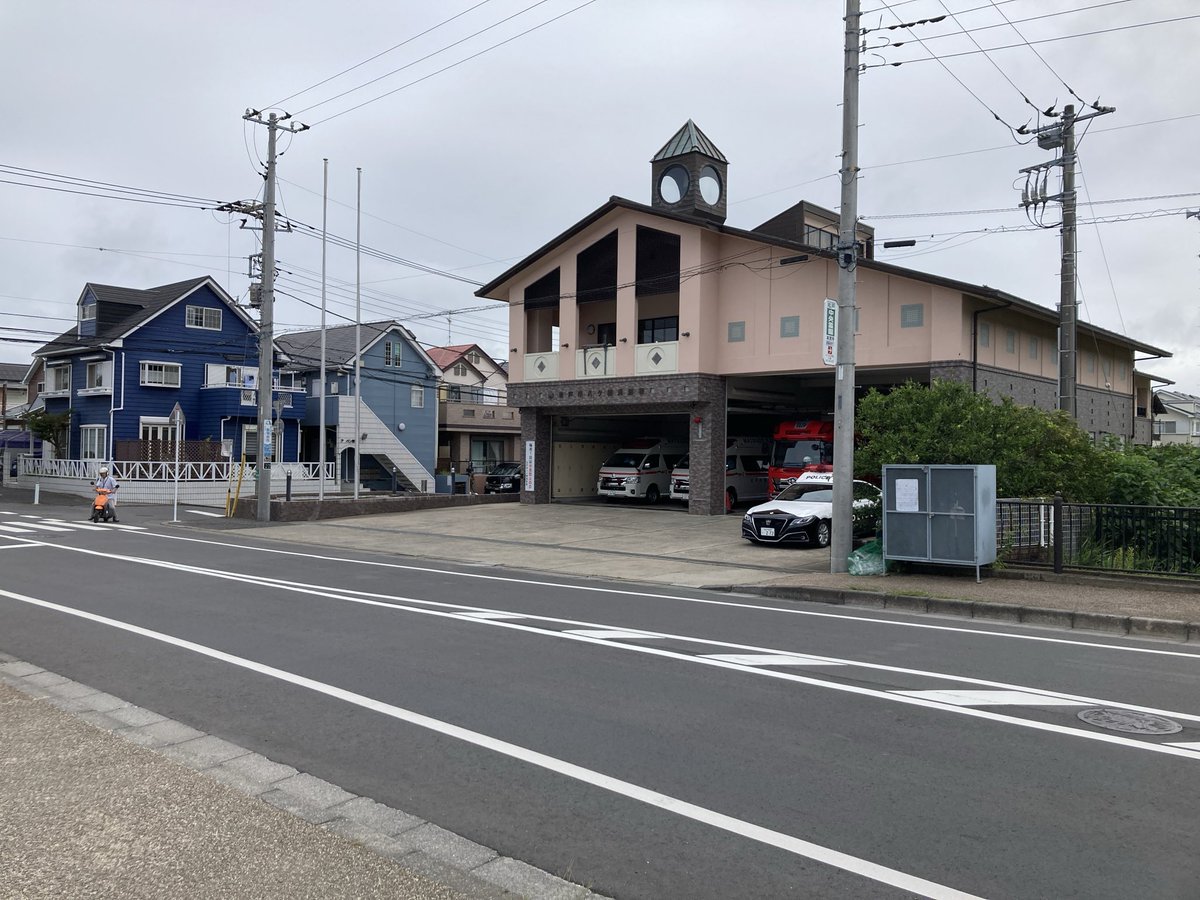 handoruwohidari's tweet photo. 松戸市消防局八ヶ崎消防署前の横断歩道で歩妨の交取中　#松戸市 https://t.co/T0gAnKYBLr