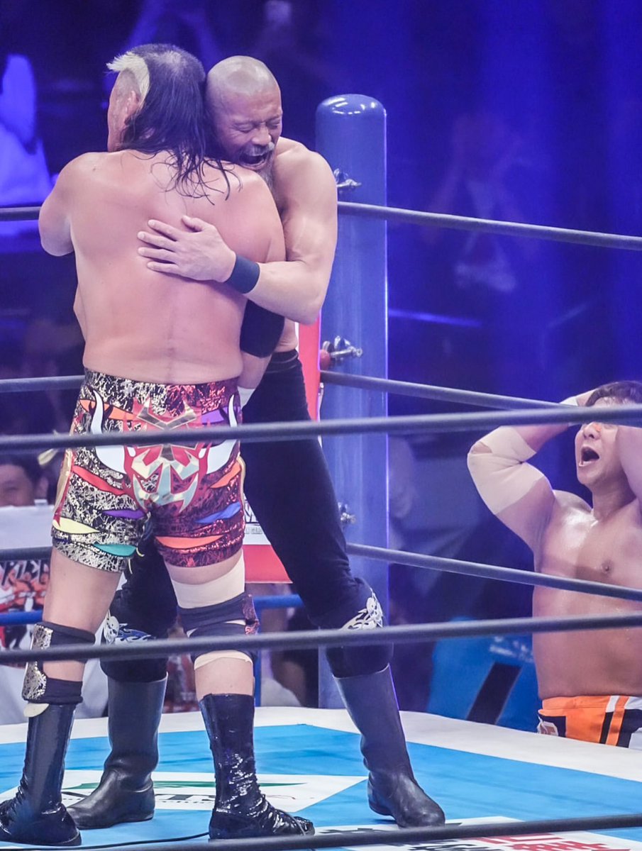 visual_shock's tweet photo. 昨日は久しぶりにNJPW Worldでライブ配信を見てました。
天山選手35年の現役生活お疲れさまでした。
そして18年4ヶ月ぶりの友情復活に涙しました😭

#新日本プロレス #天山広吉 #引退 #njpw #友情 https://t.co/U9mf1CA3at