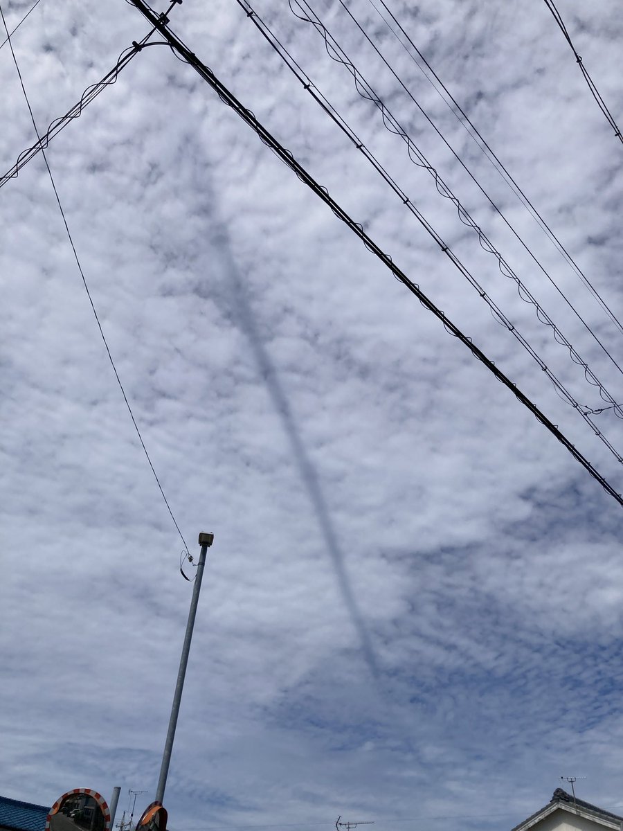 cinq_sp's tweet photo. 飛行機雲の影かな？初めて見た https://t.co/WwjJ7gO8TZ