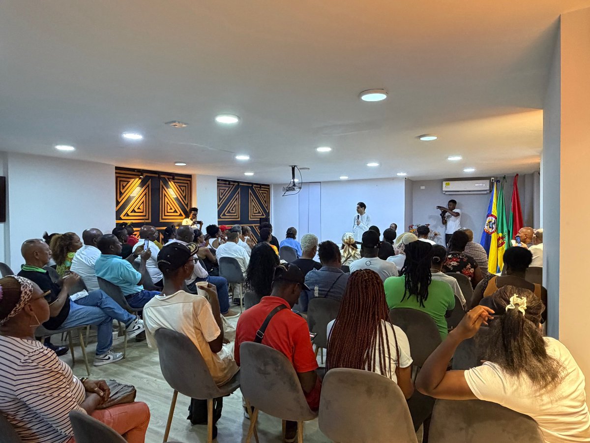 IvanCepedaCast's tweet photo. NO VAMOS A DEJAR SOLO AL CHOCÓ

Hoy en Quibdó me reuní con líderes y lideresas sociales y comunitarios del Chocó para brindarles mi apoyo sostenido en la atención de la emergencia y la reconstrucción, tras el terremoto del pasado 10 de agosto. 

De acuerdo con sus solicitudes y necesidades, acordamos la conformación de un comité que permita gestionar inicialmente atención médica a las personas afectadas, acompañamiento psicológico a quienes viven los estragos del desastre y diagnóstico estructual y reconstrucción de viviendas con profesionales de ingeniería y trabajadores de la construcción.

Con la gente, con el esfuerzo organizado y consciente de la población del Chocó, vamos a salir adelante.