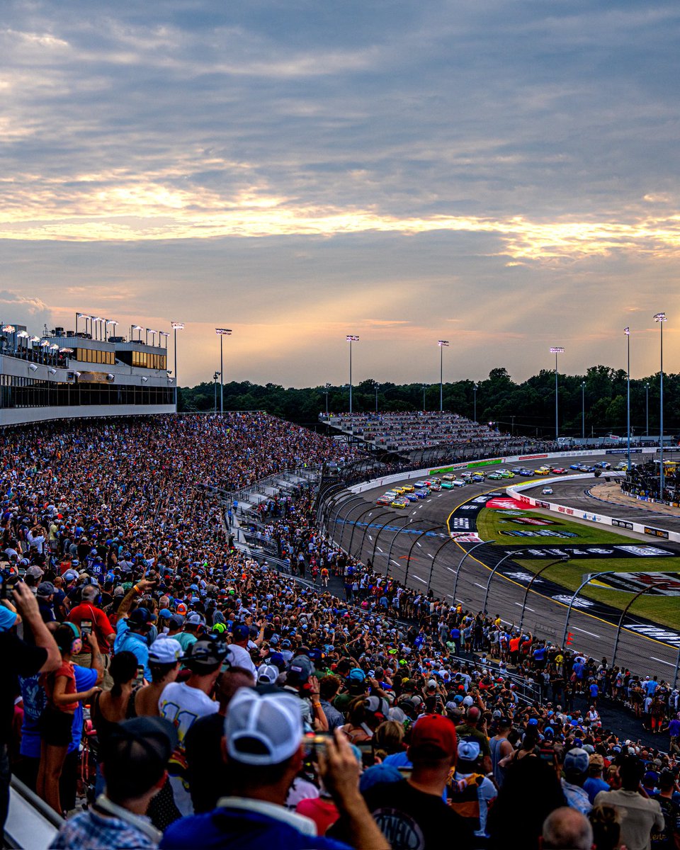 RichmondRaceway's tweet photo. That’s a good looking SOLD OUT crowd for the @CookOut 400 😎 https://t.co/d38rWErUUt