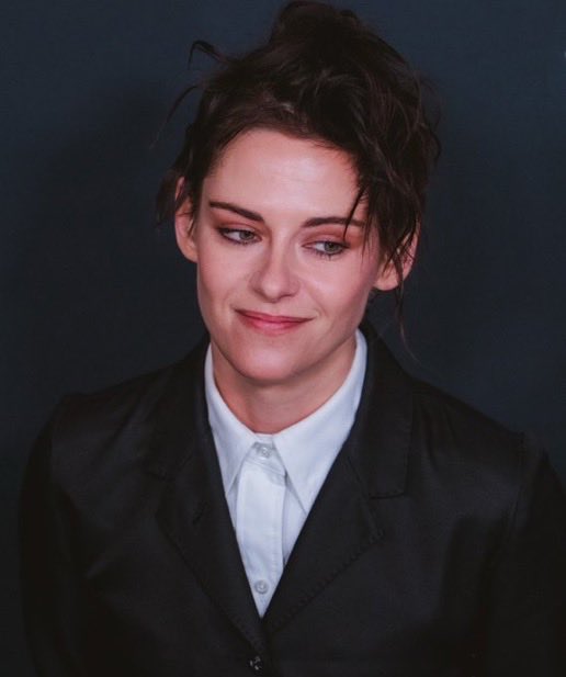 Indie5051's tweet photo. Kristen Stewart cuando le preguntaron si es Team Edward o Team Jacob:

“No me importa una mierda.” https://t.co/jKD9jQ5yNp