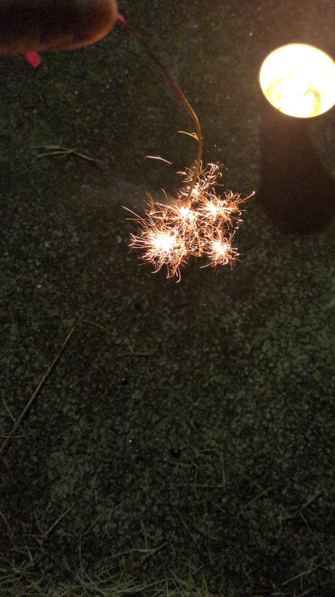 KuTas689's tweet photo. 今年のお盆は、迎えは大雨。
送りは晴れましたね。
晴れ渡る中、祖父を送れたので良かったです。

夜晴れたので子供達と花火。
1年ぶりの花火は、楽しく終わりました。家族の笑顔がなによりの幸せです。

ひぐらしが鳴く中、線香花火の火花は儚いのにとても綺麗でした。 https://t.co/hQffTy4TUg
