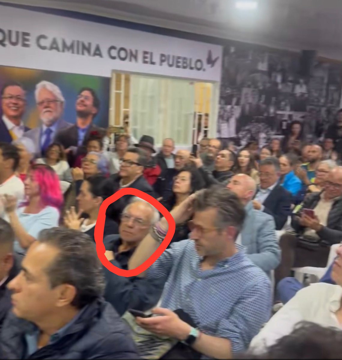 a_sanchezCOP's tweet photo. Pero si es Ricardo Bonilla. El procesado judicialmente por el ROBO de plata a la UNGRD, plata que hoy está faltando para atender el desastre. https://t.co/PnQLiFbzQB