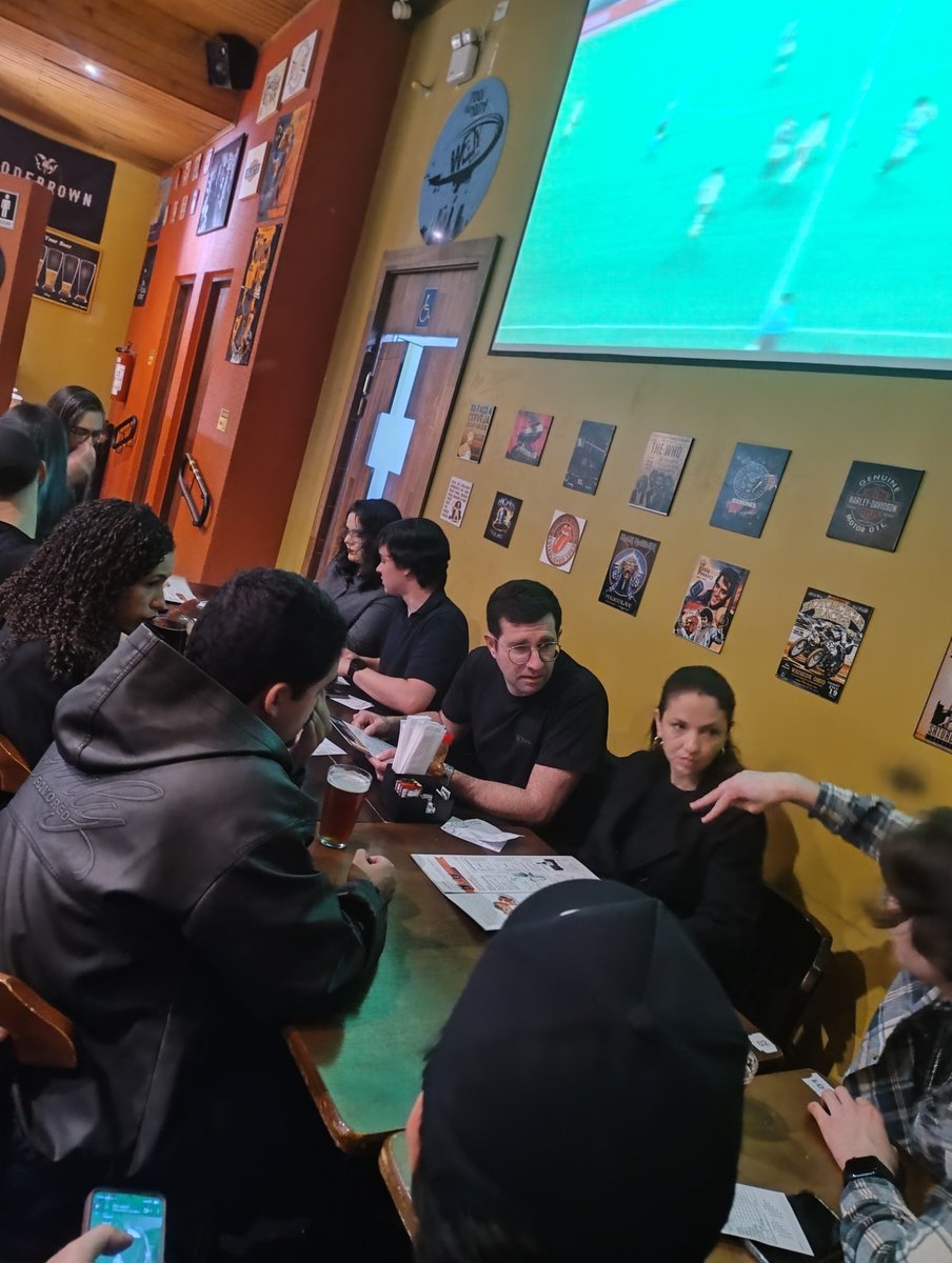 Rise_Raiser's tweet photo. POV: vc está num restaurante pós evento e está do lado da bolha Dev

@devcelio @felipalds @Celorde_ @guilherme_grimm https://t.co/uO2L11hR7s