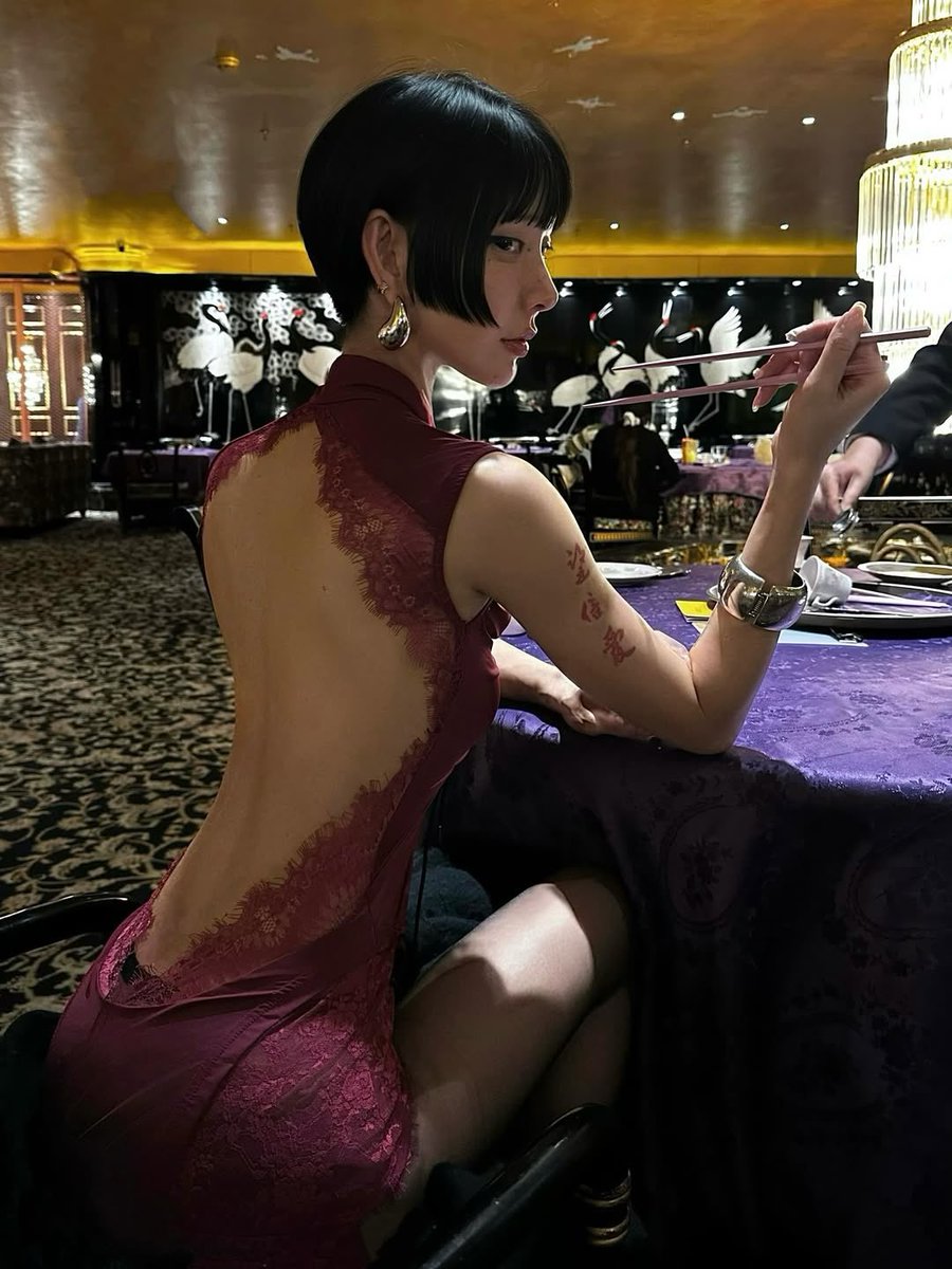 redlipsgunmetal's tweet photo. this photo is so ada wong https://t.co/OqnMlRgA2K