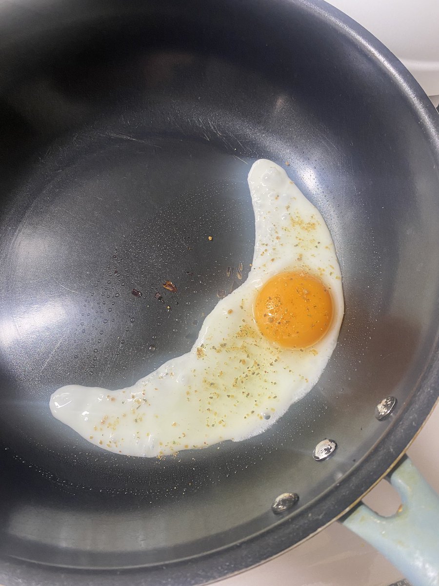 warabisako's tweet photo. トイロさんの新作スパイス「MITASU」を使って目玉焼きを作ってみました！🍳

ガーリックが効いててめっちゃ美味しい！
もっとしっかりかければ良かったと思って2個食べちゃいました🤣

色んな使い方できそう！！！ https://t.co/hJYqopkFkE