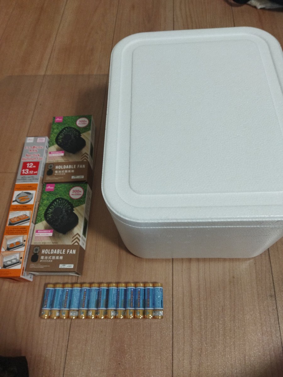 beijing4611's tweet photo. YouTubeを見てポータブル
クーラーを作って見ました。
中は保冷剤費用1500円
効果ありました。 https://t.co/LgVpC0wGLO