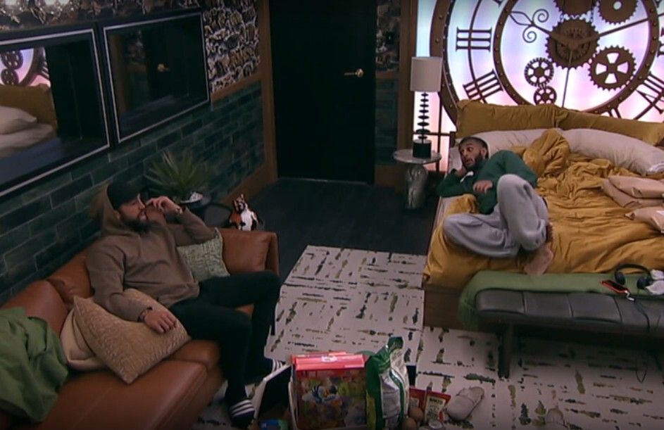 BBLiveUpdaters's tweet photo. #BB28 Kamu's new thought: They take Angela down, Haley wins BBBB, then Deven's has to choose between Barrett and Dee, Barrett will talk the girls into saving Barrett, Dee goes home. That wins them Angela. https://t.co/mAF6qKyUKQ