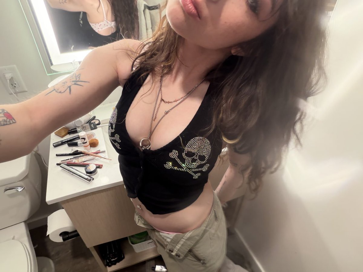 ellacrushjinx's tweet photo. ugh you wanna critical hit me so bad https://t.co/etB6CtSP3X