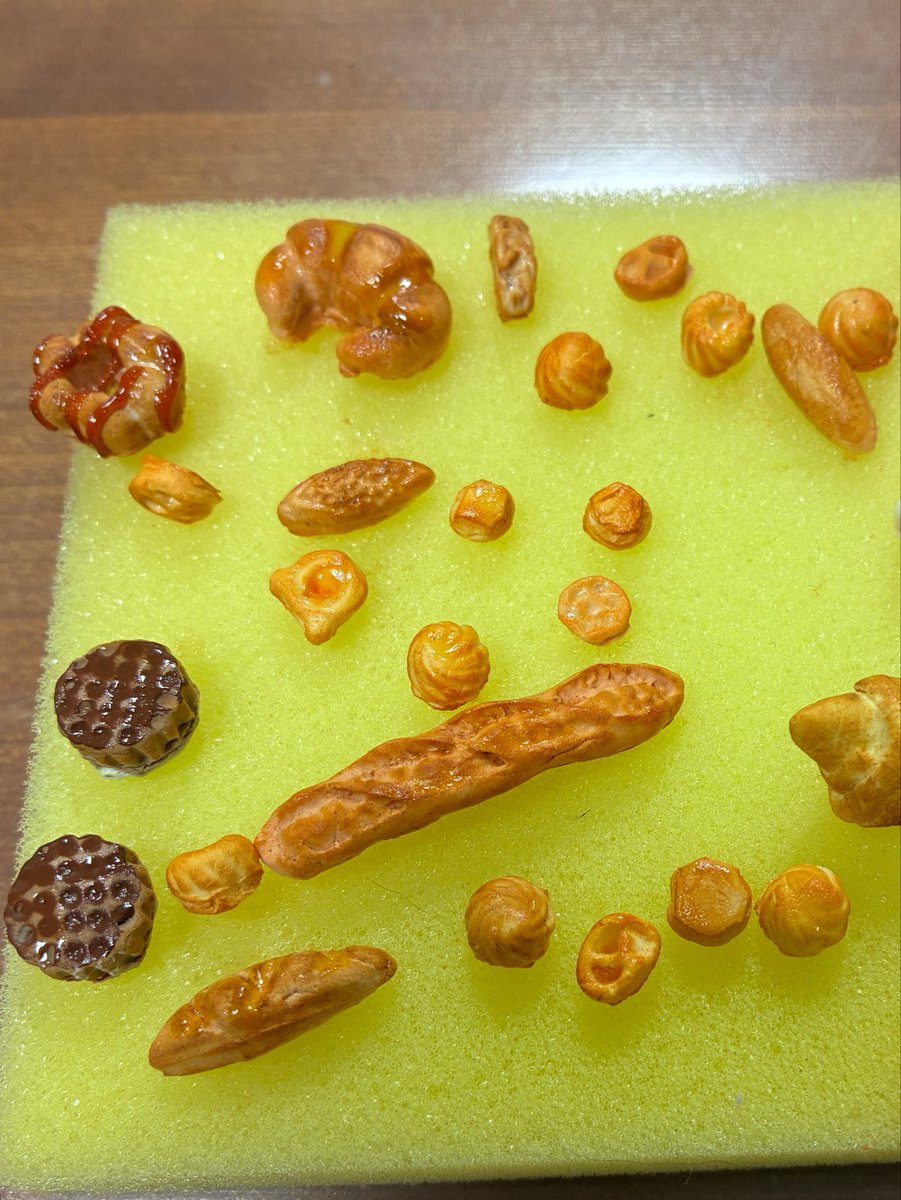 hibitakemoto's tweet photo. シリコンモールドでねんどのパンやお菓子をつくったもの #ねんど  #ミニチュア https://t.co/plkBSKDPLN