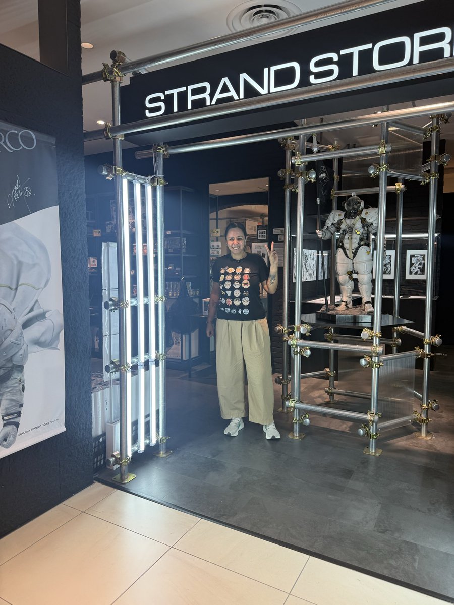 tefi_Bonilla's tweet photo. Visit the Amazing Store of my favorite game. Dreams comes true.🖤 @HIDEO_KOJIMA_EN @KojiPro2015 https://t.co/kKaDRJ2iCl