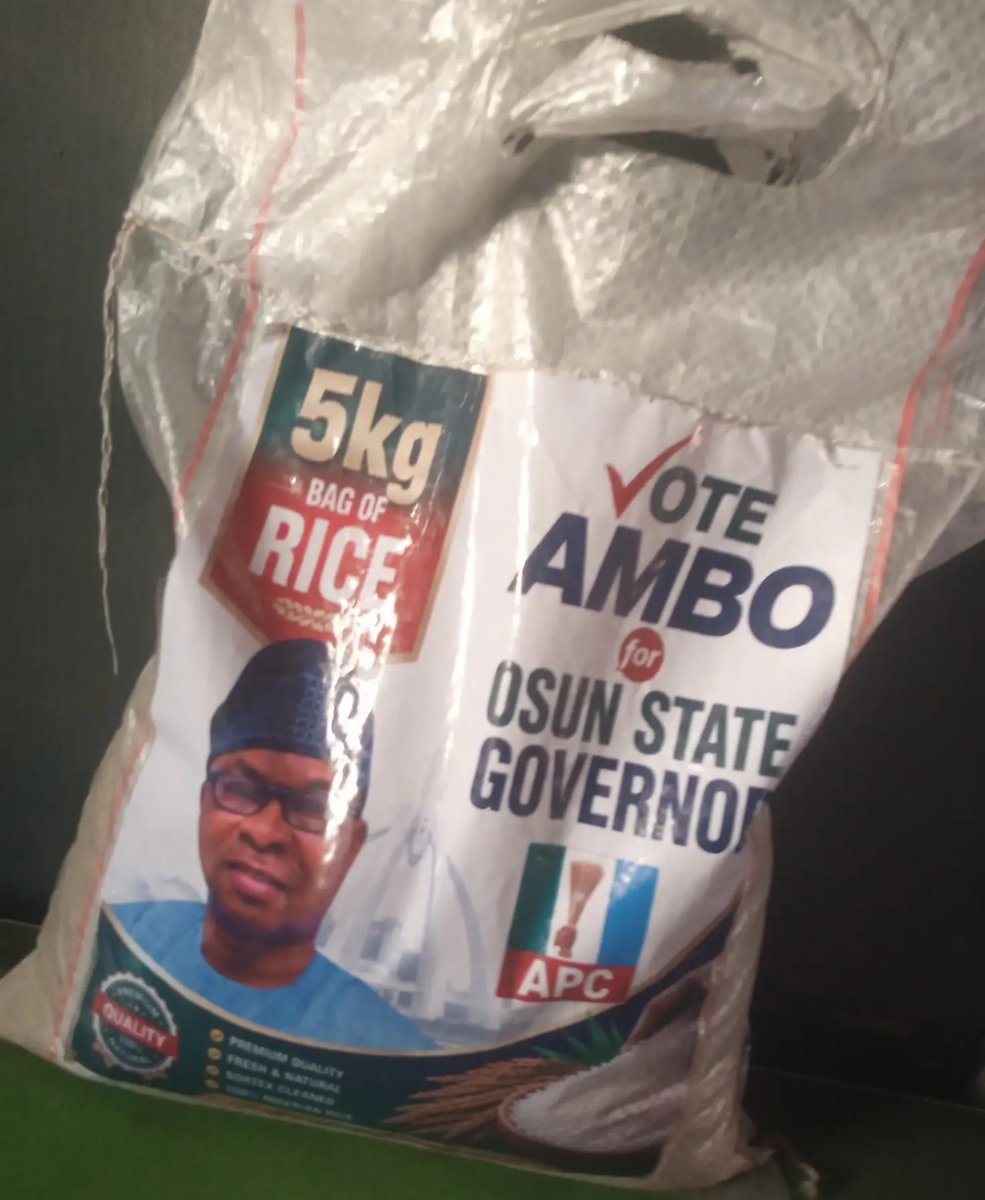 Adeyemo08774638's tweet photo. @HarmlessHQ I collect rice 🍚 oo based on say na our money but still it's dint change my mind to vote adeleke https://t.co/npkHZNc6MQ