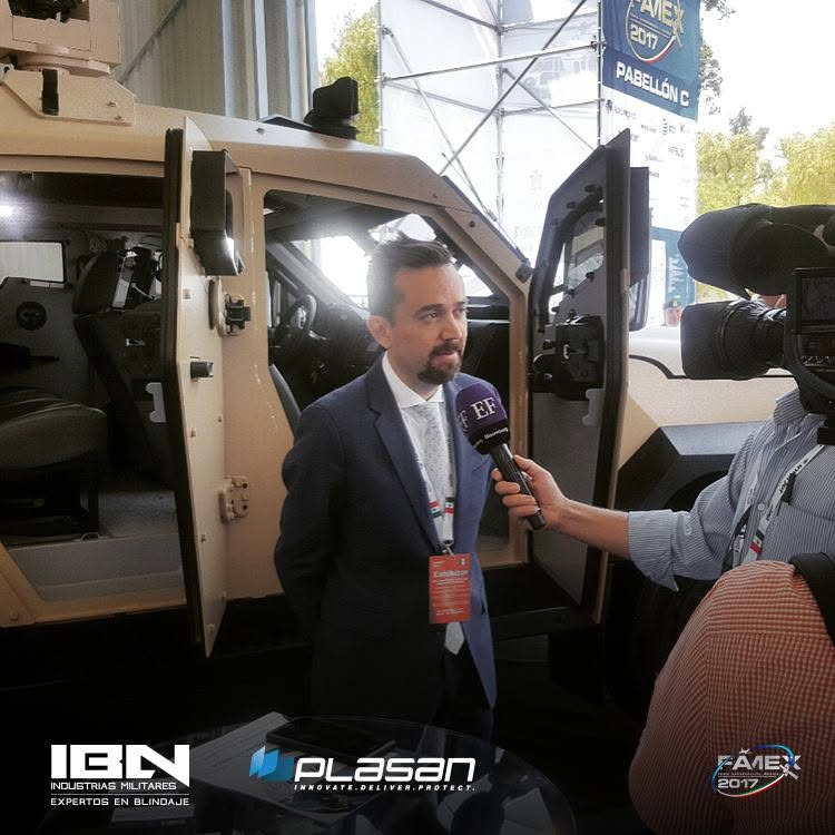 PumaChairo's tweet photo. Hola @HoracioFranco, ¿Por qué aseguras que Arturo Ávila no vende armamento israelí si él sube fotos de su armamento y de él mismo posando frente a su armamento israelí y tiene banderas de Israel afuera de sus oficinas? https://t.co/LC8dvqCgIo