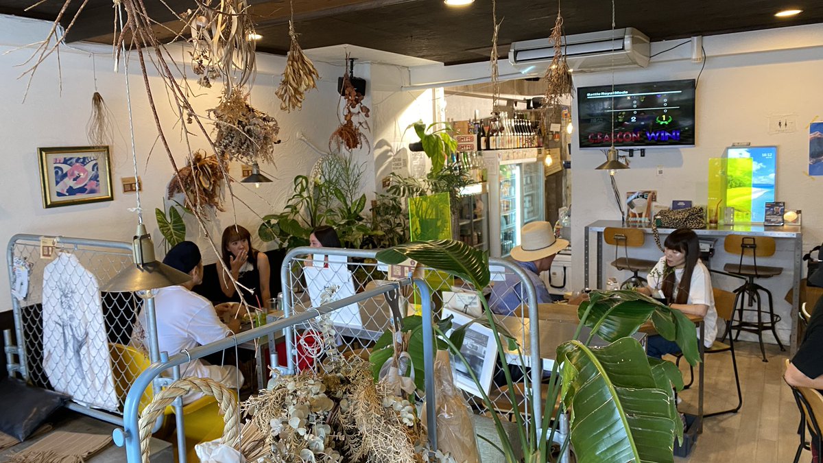 CaffeShachi's tweet photo. SCHEMA、2日目。

そして今回の開催は今日まで。

植物を見に来てもいい。
服や雑貨を探してもいい。
パスタを食べてもいい。
昼から一杯でもいい。

飲食店なのに、いろいろある日。

今日もSHACHIでお待ちしています🌿🍝🍺 https://t.co/Bv7bQ43wE5