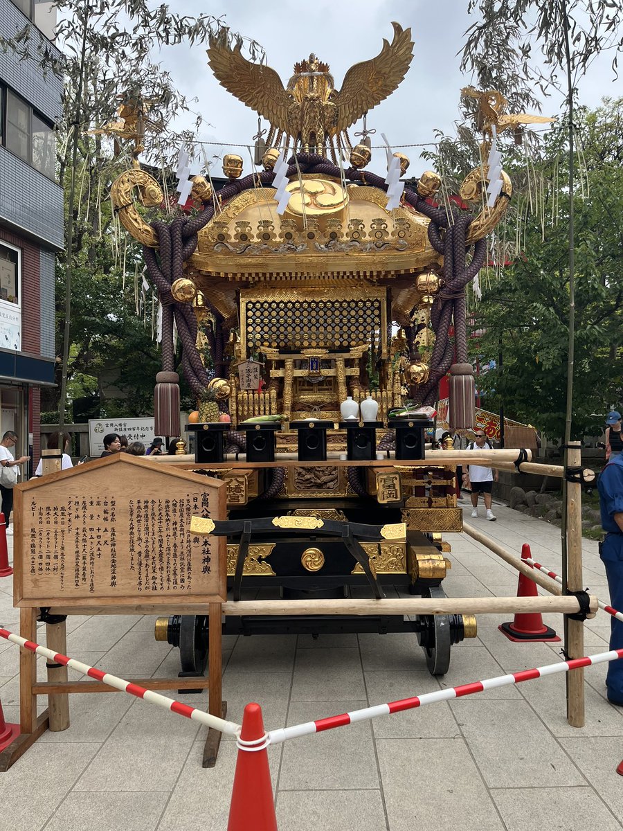 4812_v's tweet photo. 今日は深川八幡祭り最終日
朝から、神輿連合渡御をみる。
54基のお神輿が永代通りを通り過ぎるのを見送ってから、富岡八幡へ。
日本一の大神輿を見て、満足

#深川八幡祭り 
#水掛け祭り https://t.co/5MFBfYcqvS