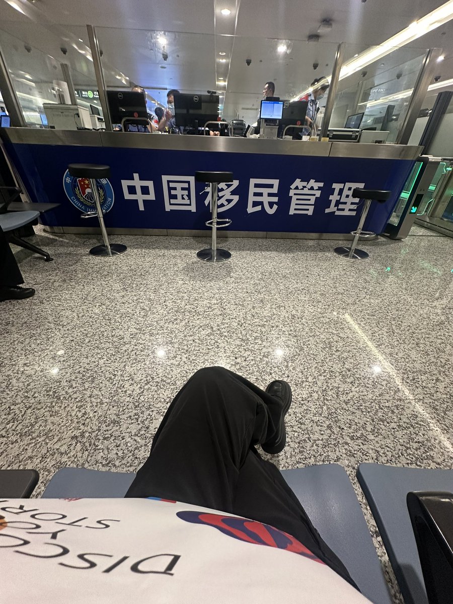 sunnynine_'s tweet photo. 비행기에서 밥먹고 혈스맞아서 푸데푸데자고 일어났는데 내리자마자 한국으로 반송당할뻔함…….. 나에게 왜이런시련이 일어난걸까 :) https://t.co/HfIY2p1Ju0
